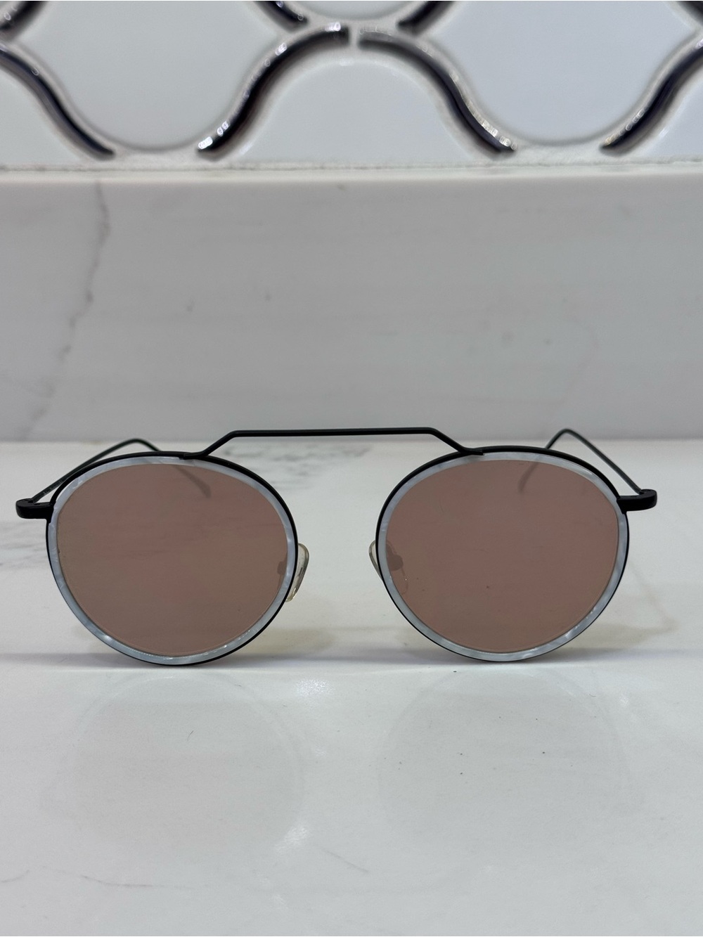 ILLESTEVA - Wynwood Ace Sunglasses in White tortoise 
Black Metal
